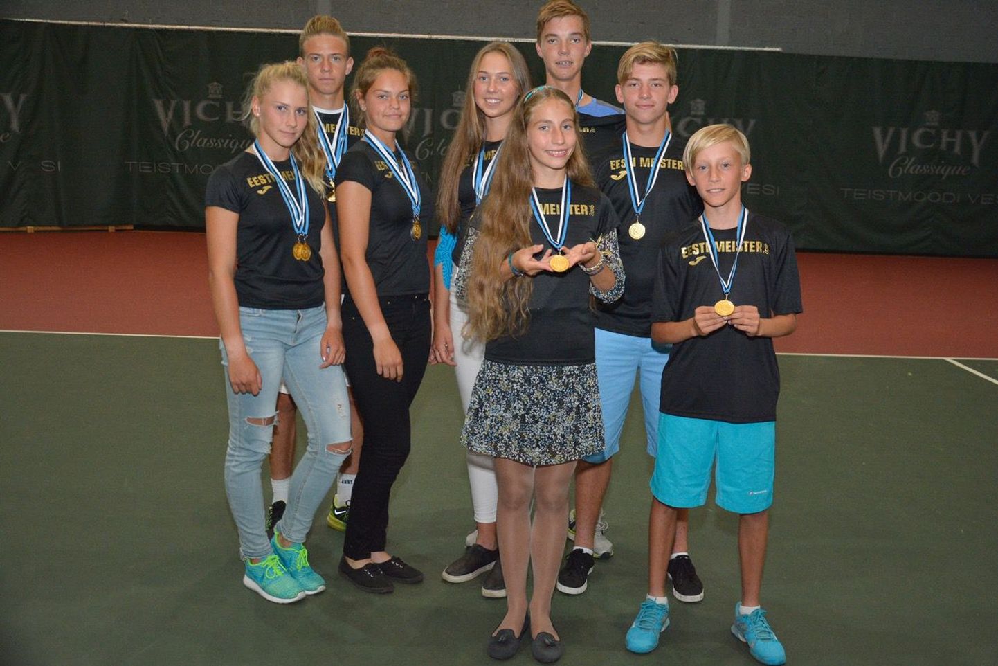 Noored Eesti tennisistid, võidukas Sofia Tšeklistova vasakul, Katriin Saar vasakult kolmas.