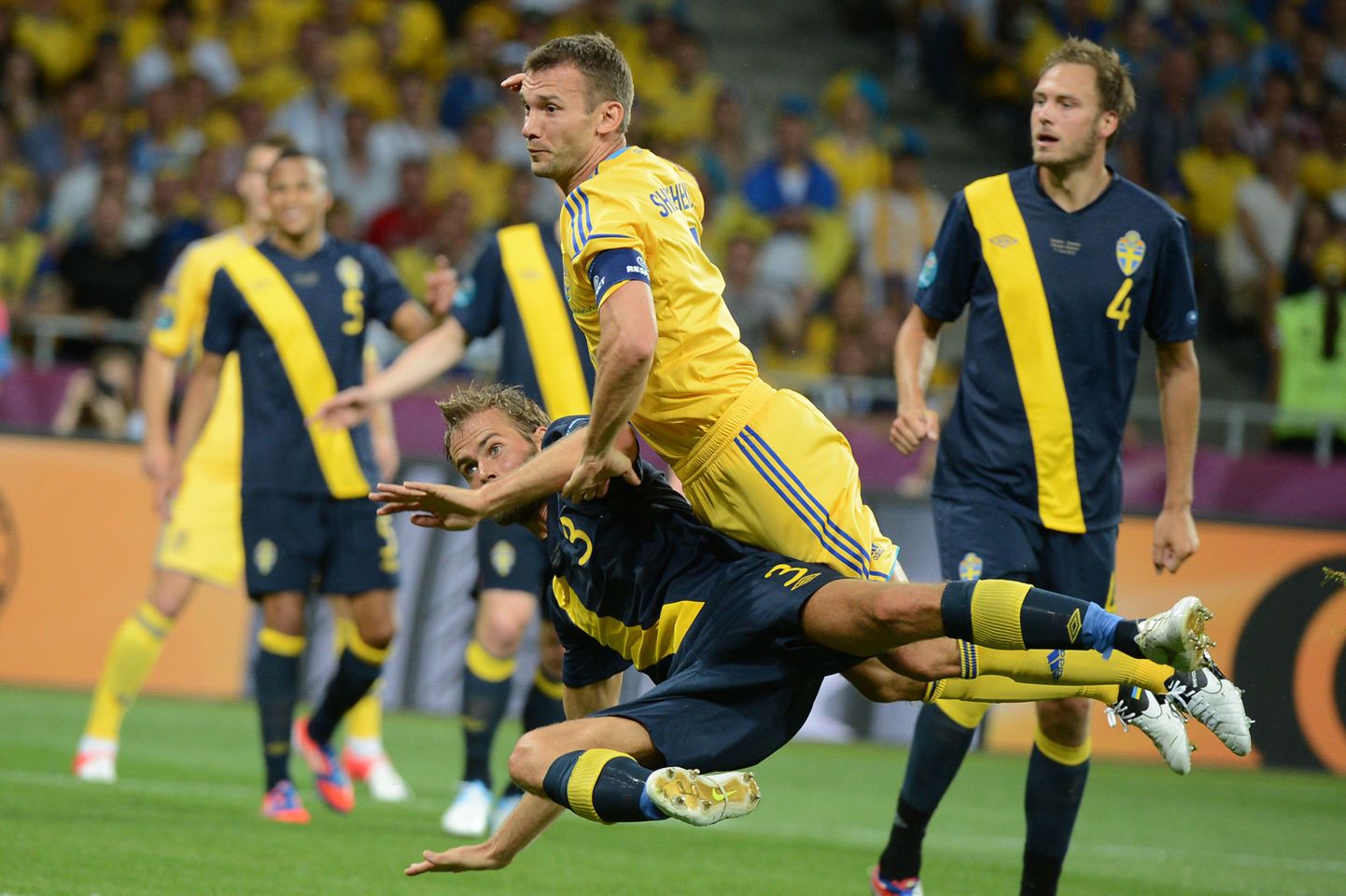 Andrei Ševtšenko (kollases) Rootsile väravat löömas.