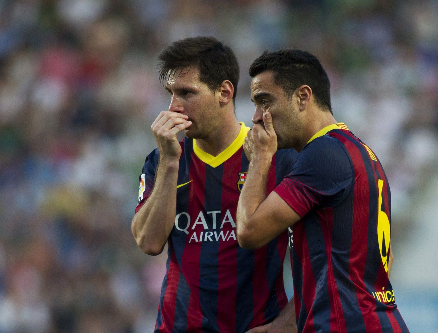 Lionel Messi (vasakul) ja Xavi arutamas, kuidas lahendada järjekordne karistuslöök.