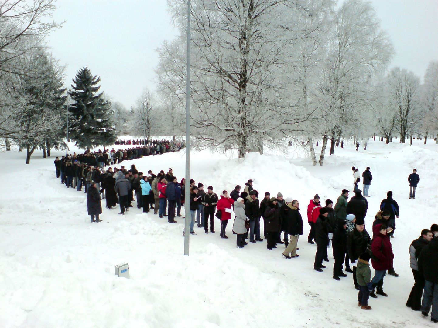 400 sotsiaalse töökoha jagamine töötute vahel Tallinna lauluväljakul eelmisel talvel.