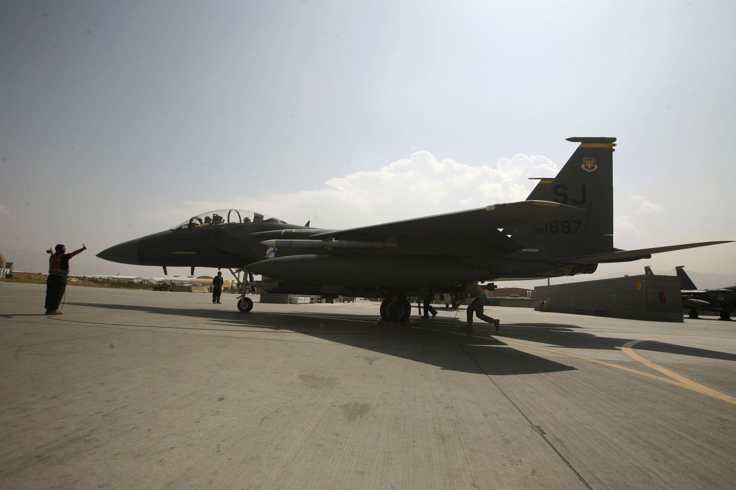 Истребитель F-15E ВВС США на базе в Баграме, Афганистан.