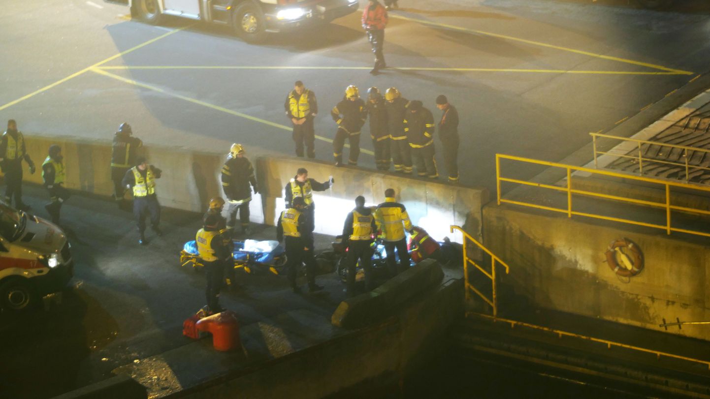Tallinna reisisadamas hukkus pühapäeva õhtul reisilaeva ja kai vahele kukkunud sadamatöötaja.Pilt on tehtud vahetult õnnetuse toimumise järgselt.