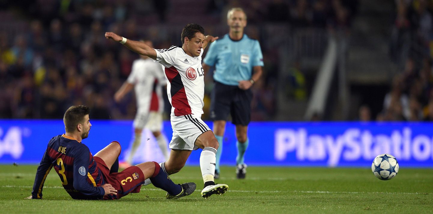 Leverkuseni ründaja Javier Hernandez (keskel) võitleb palli pärast Barcelona kaitsja Gerard Piquega.