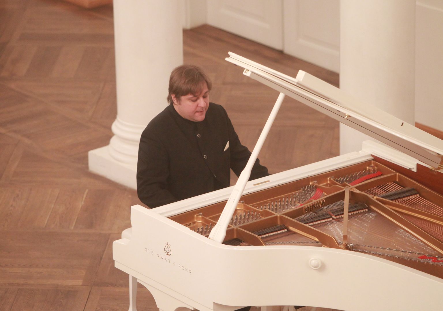 Peeter Laul (37) alustas 7. jaanuaril Tartu ülikooli aulas sarja «Beethoveni 32 sonaati» esimest kontserti Ludwig van Beethoveni sonaadiga nr 1 aastast 1795. Seejärel kõlasid sonaadid nr 6 ja nr 24 ning kontserdi teises osas sonaadid nr 25 ja nr 18.