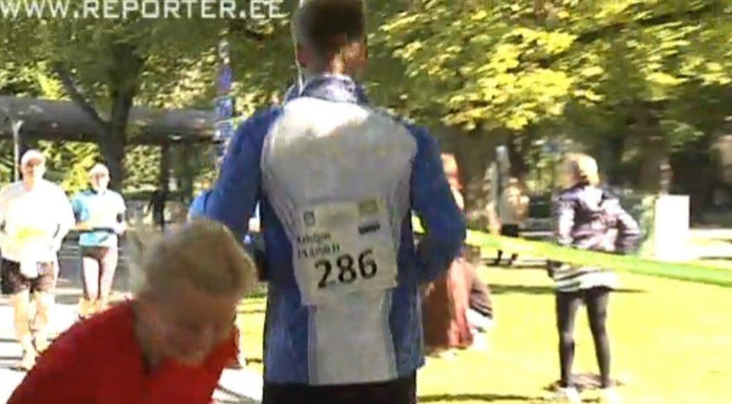 Kristjan Puusild läbis Tallinna maratoni selg ees.