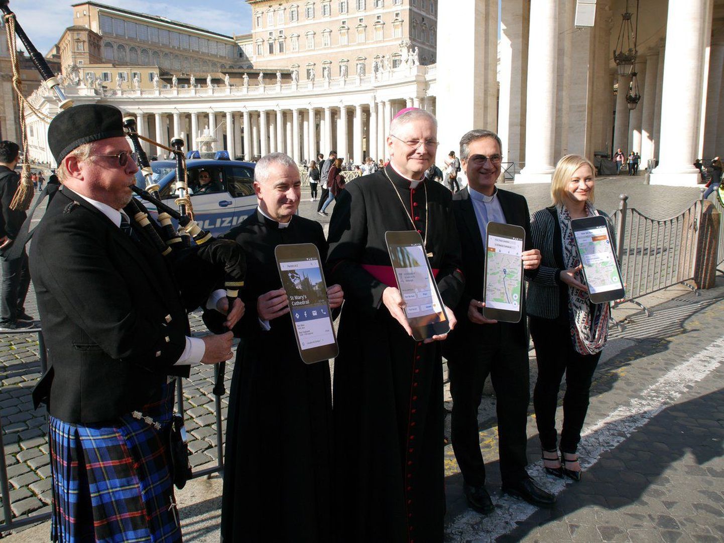Edinburghi peapiiskop Leo Cushley (keskel) nutirakendust esitlemas.