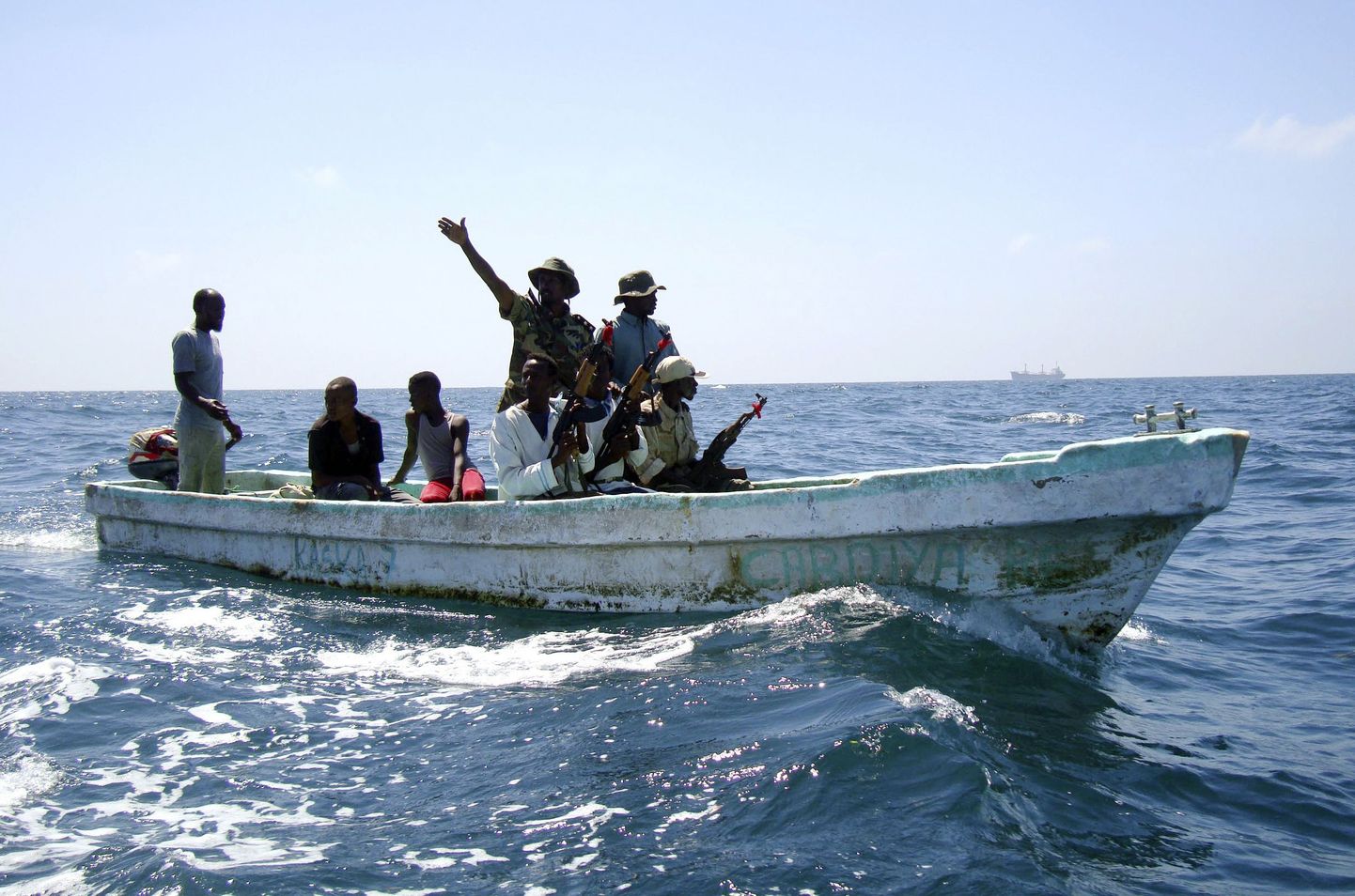 Lääne-Aafrika vetes tegutsevaid piraate huvitab laevade last, Somaalia mereröövleid (pildil) aga lunaraha.