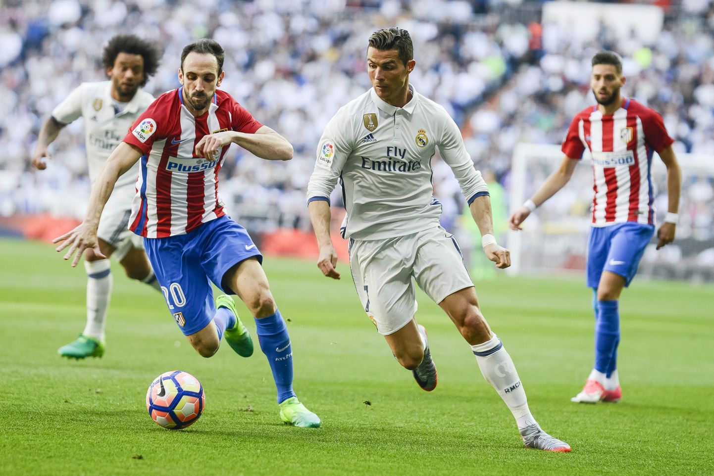 Madridi Reali liider Cristiano Ronaldo (valges) heitlemas Atletico kaitsja Juanfraniga.