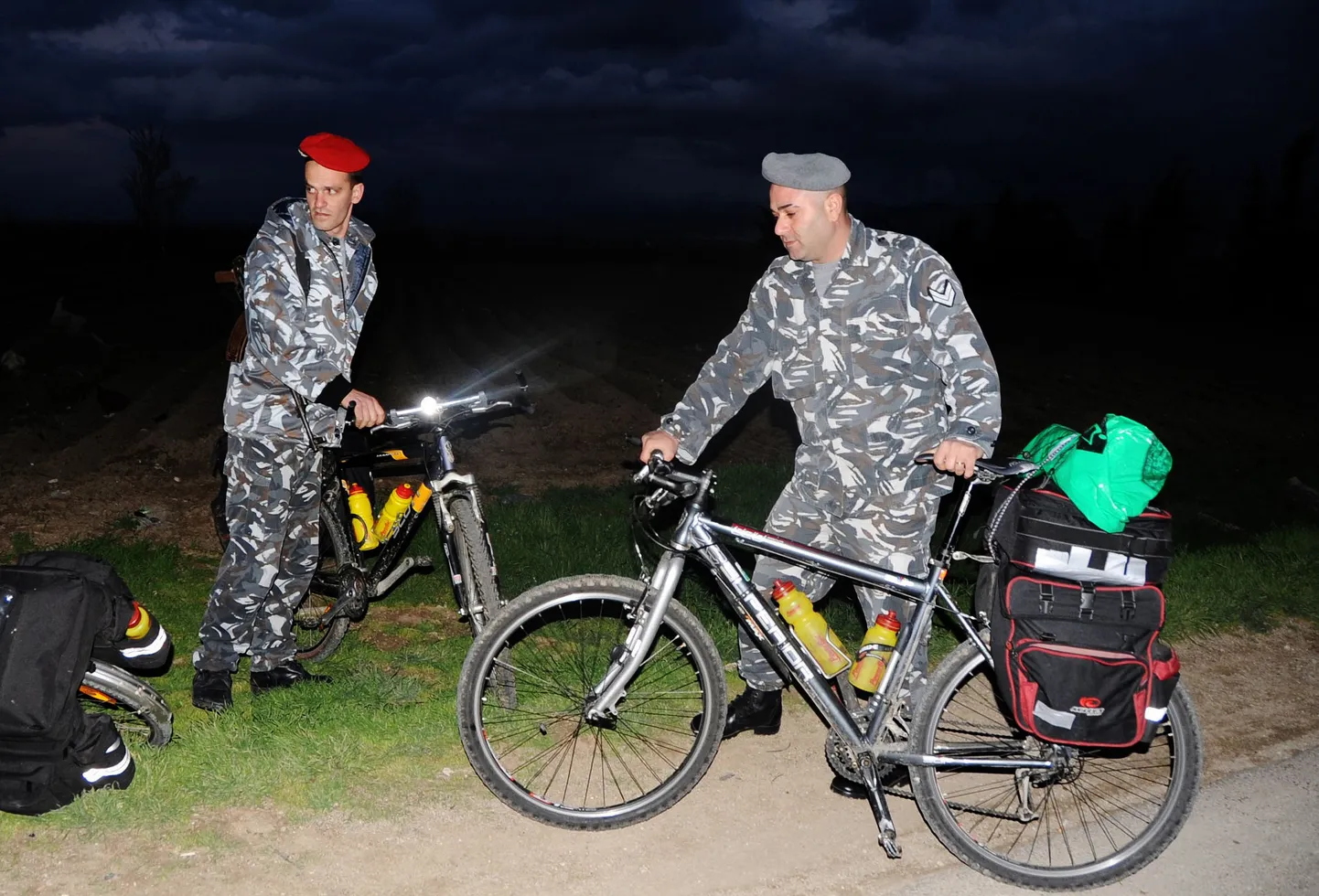 Рюкзаки и велосипеды эстонцев были найдены в день их похищения.