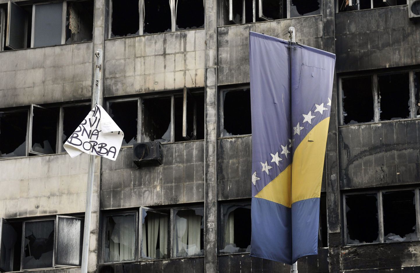 Rahutuste käigus põlema süüdatud hoone Tuzlas.
