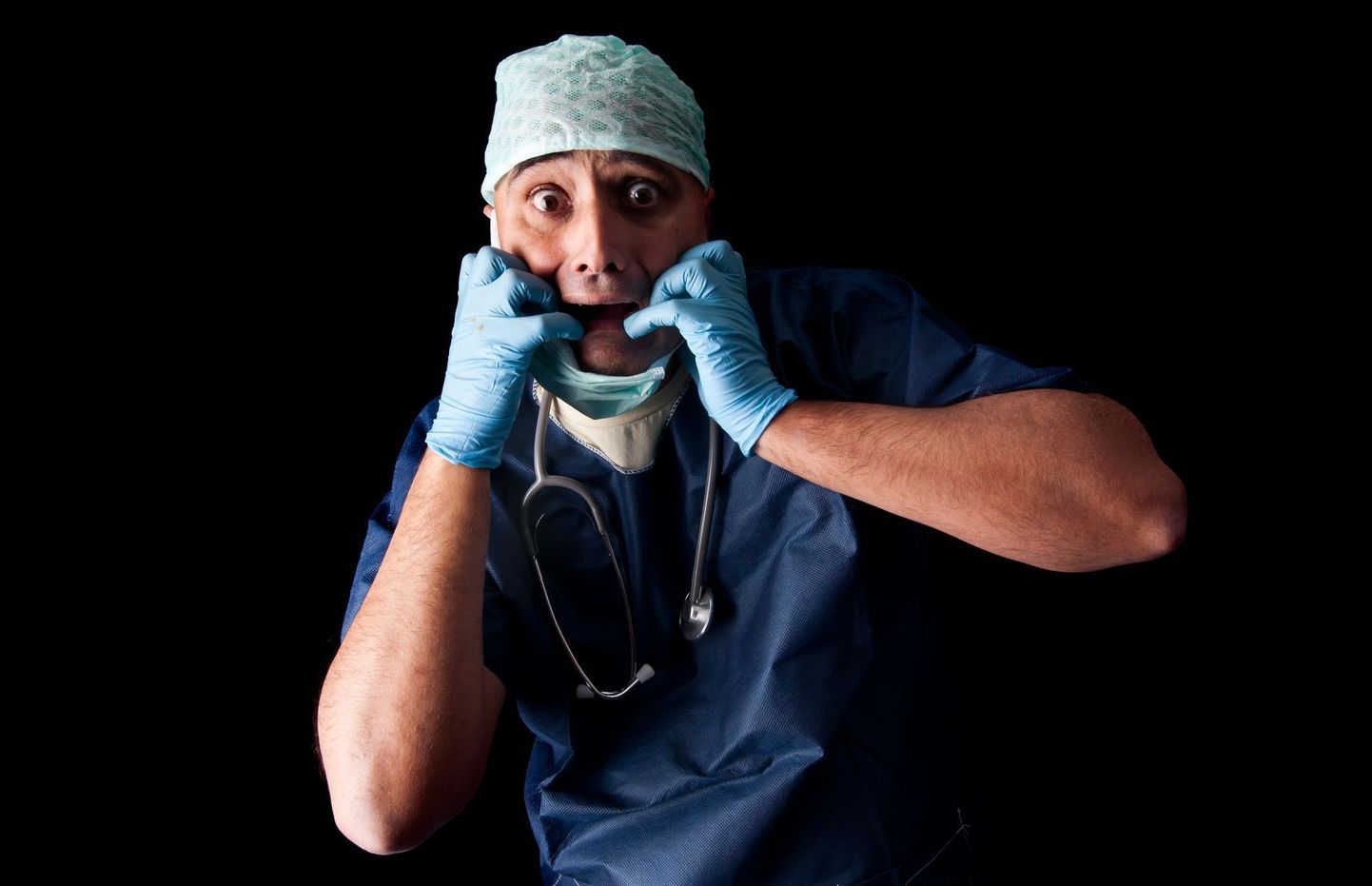 Egiptuse kirurgidel tuli opereerida mobiiltelefonide valgel