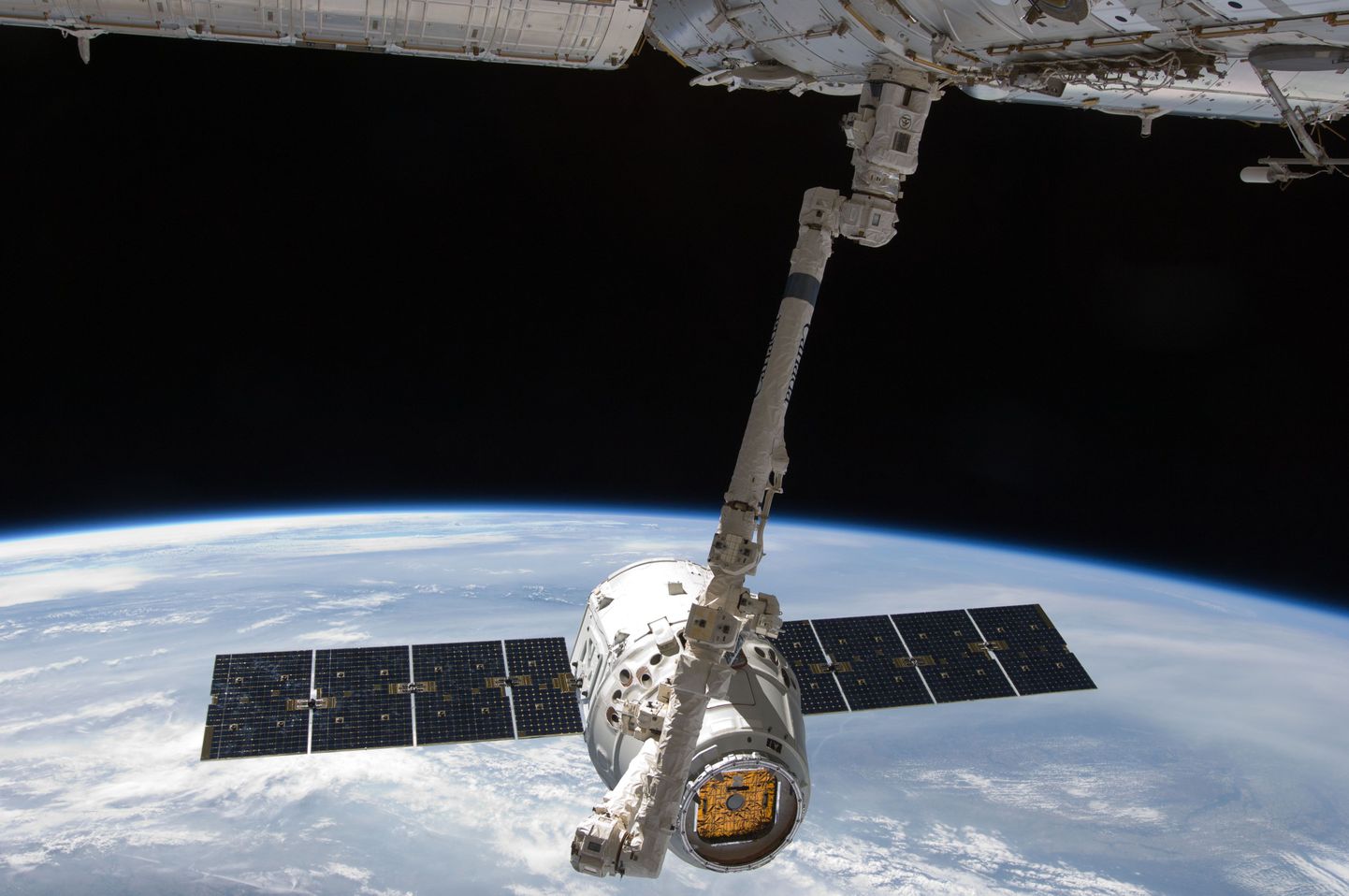The SpaceX Dragon nimeline seade lähenemas rahvusvahelisele kosmosejaamale.