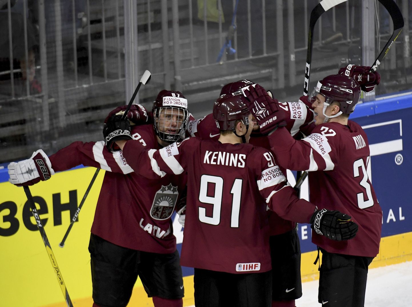 Läti jäähokimeeskond rõõmustamas MMil Taani vastu löödud värava üle.