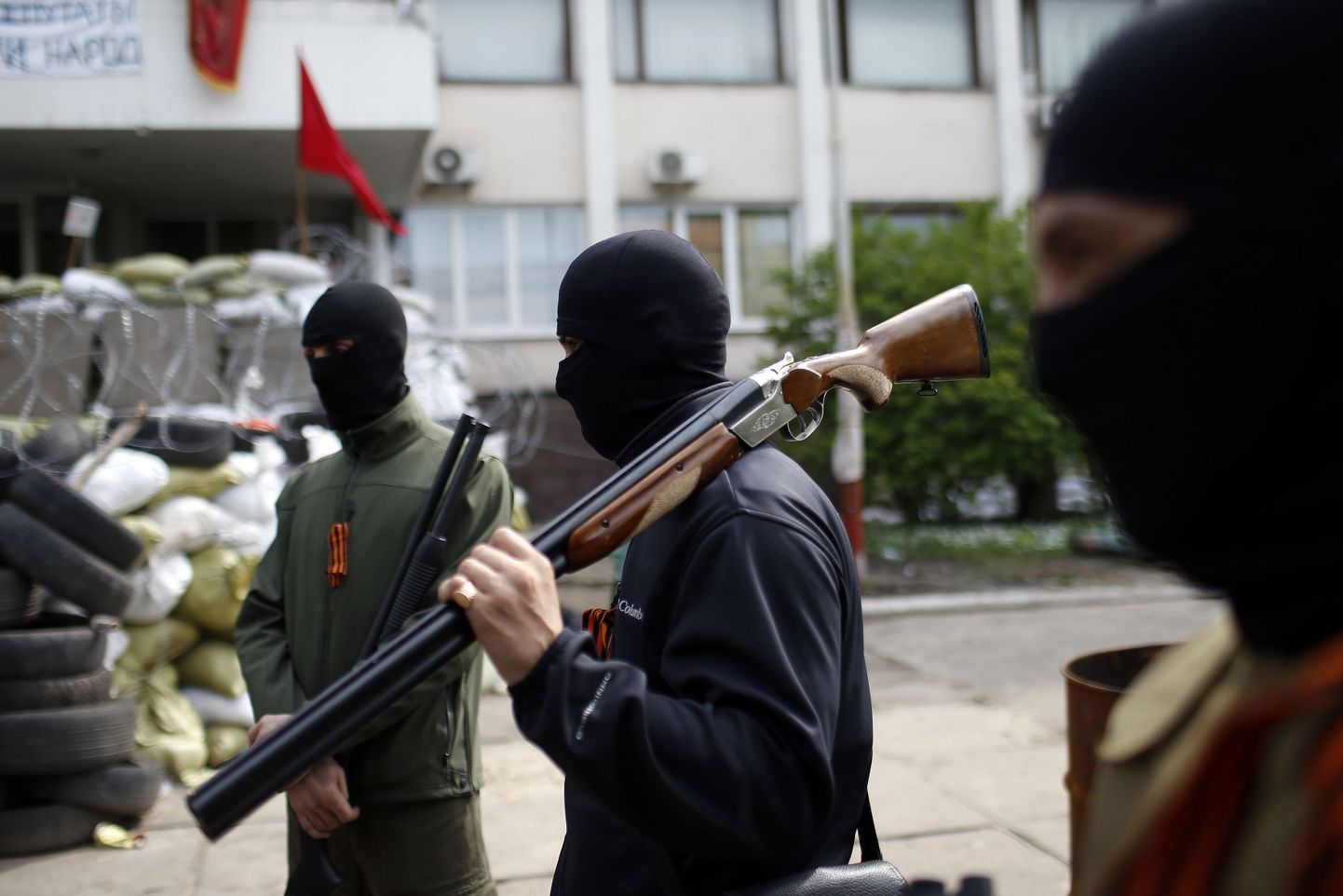 Venemeelsed relvastatud iskud Mariupoli linnavalitsue ees 4. mail.