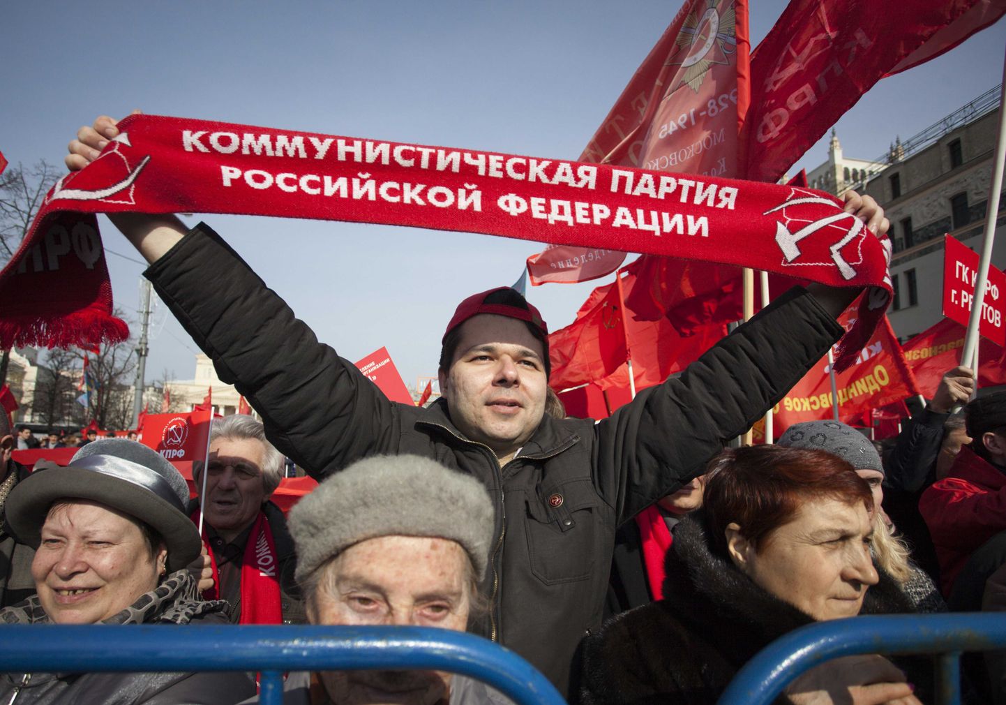 Moskva kommunistid tähistamas Krimmi annektsiooni.