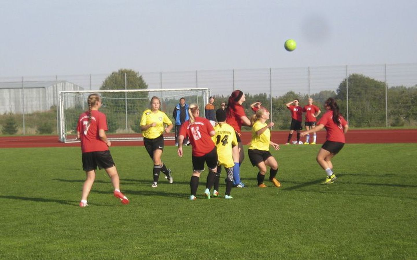 Tüdrukud Vinni-Pajusti gümnaasiumi staadionil võistlemas.