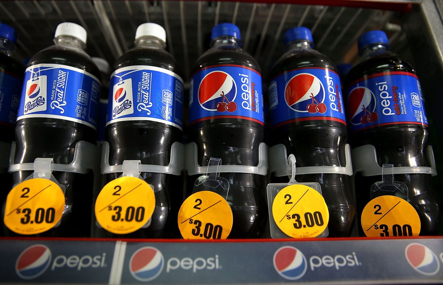 Pepsi pudelid riiulis