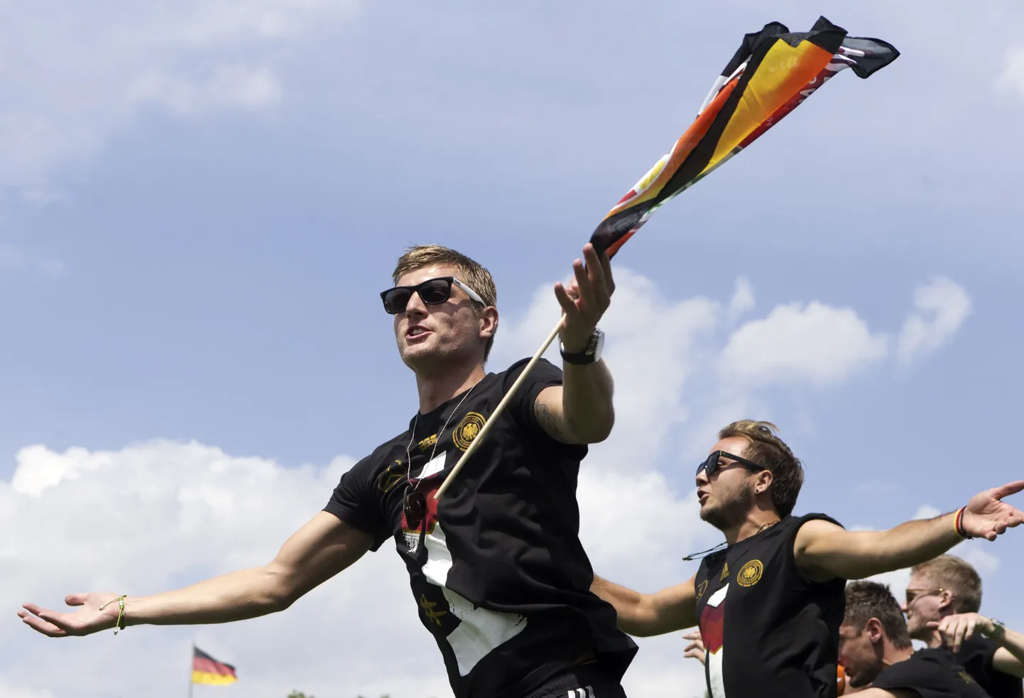 Saksa jalgpallurid Toni Kroos ja Mario Goetze tähistavad jalgpalli MMI võitu Berliinis.