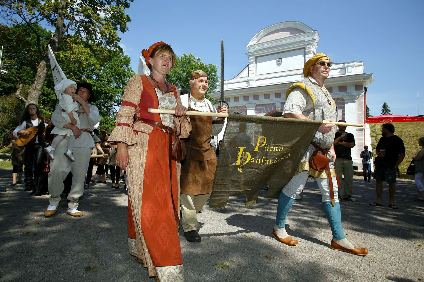 Pärnus avati hansapäevad. Hansaliste jalutuskäik raekoja eest Tallinna väravateni.