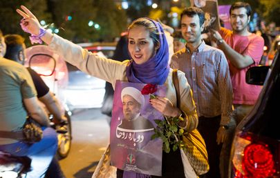 Hassan Rouhani toetaja tee ääres tema pilti hoidmas. Foto: TIMA Agency/REUTERS/Scanpix