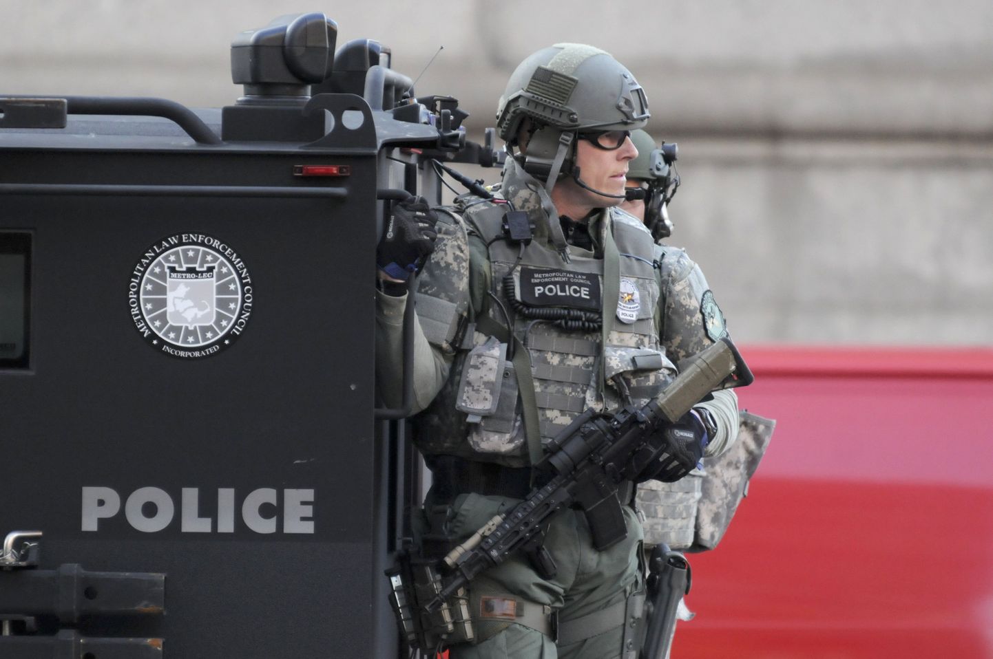 Спецподразделение полиции США неподалеку от места происшествия