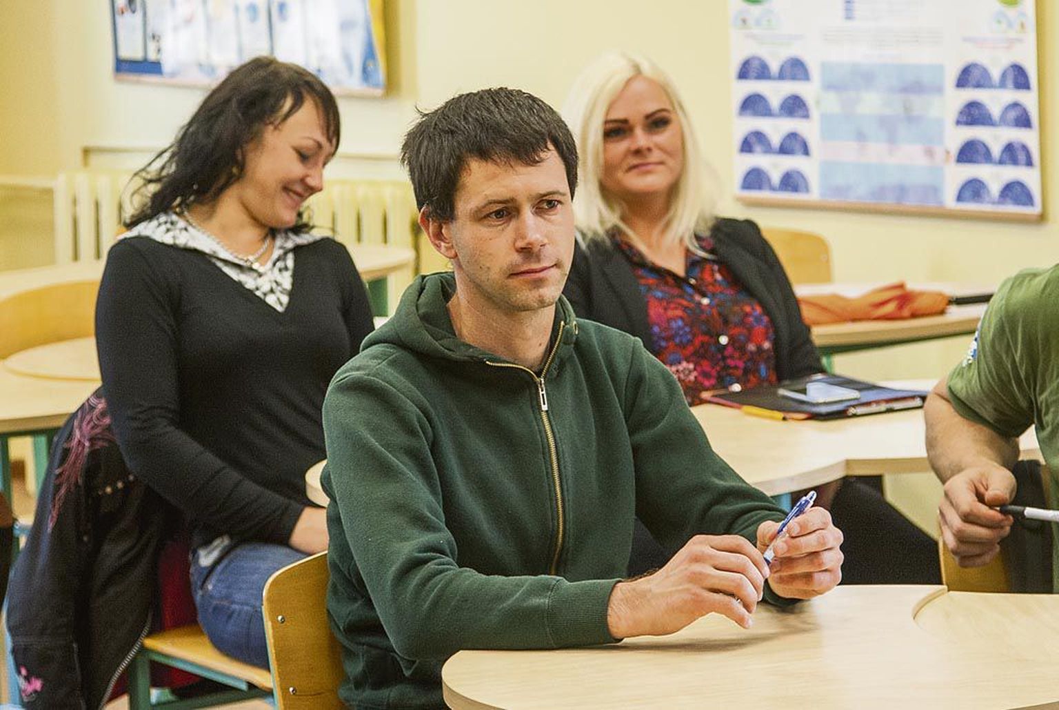 32aastane Peeter Proos jättis põhikooli pooleli 8. klassis. “Noorte poiste värk, motivatsiooni ei olnud. Hiljem tekkis mõte edasi õppida, aga ilma tunnistuseta pole see võimalik,” rääkis viiendat aastat täiskasvanute gümnaasiumis õppiv mees. “See annab nii palju enesekindlust. Tasub proovida, vähemalt alustada, isegi kui arvate, et ei jõua või pole aega,” soovitas ta.