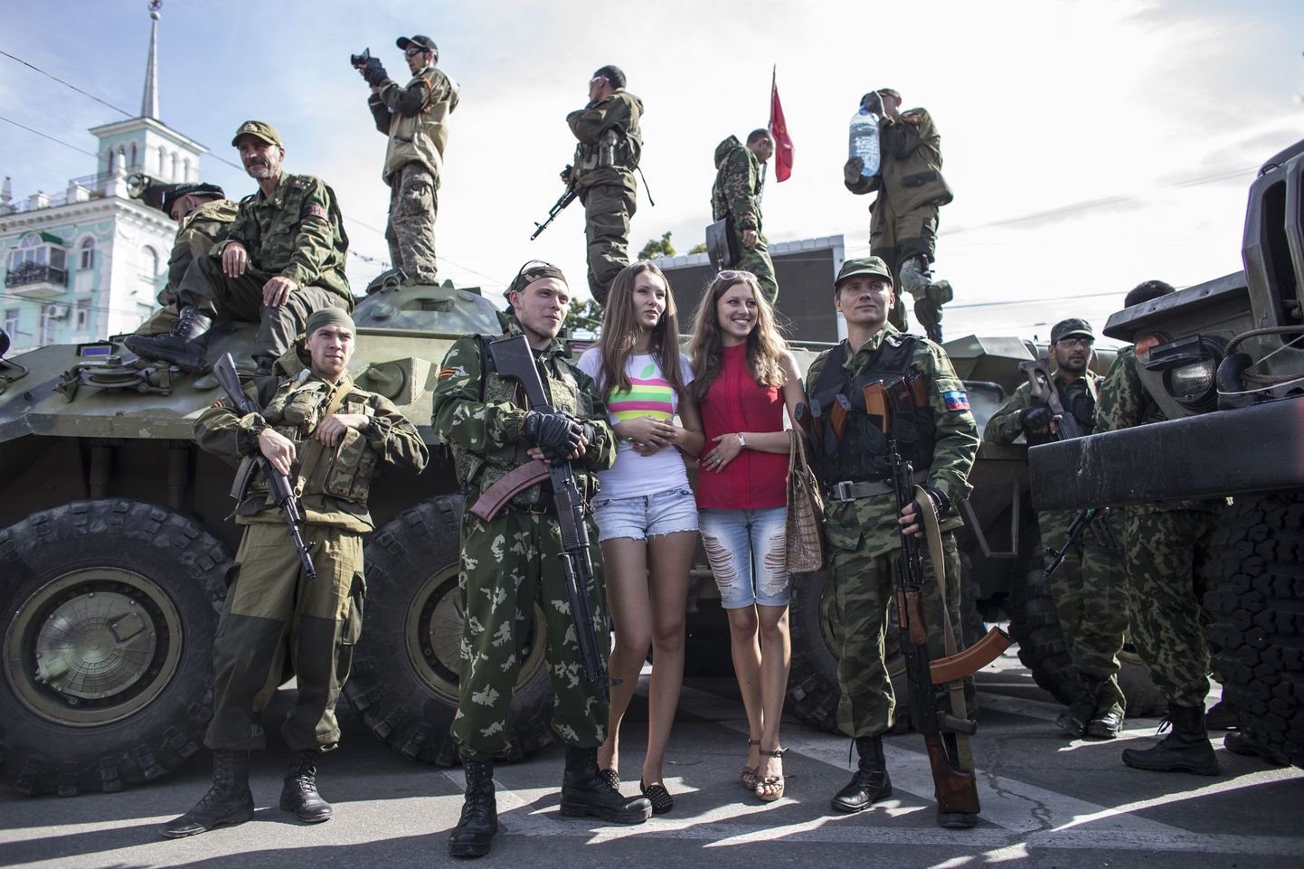 Ida-Ukraina venemeelsed separatistid paistavad Luganskis olevat populaarsed poisid.