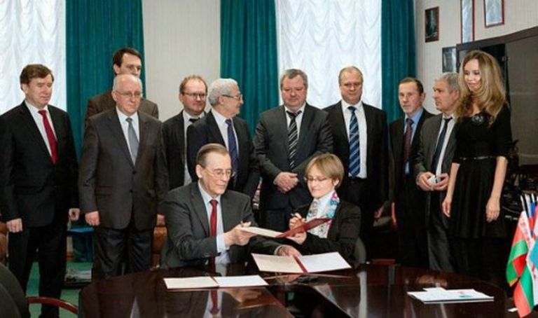 Катерина Тихонова подписывает соглашение о расширении МГУ 