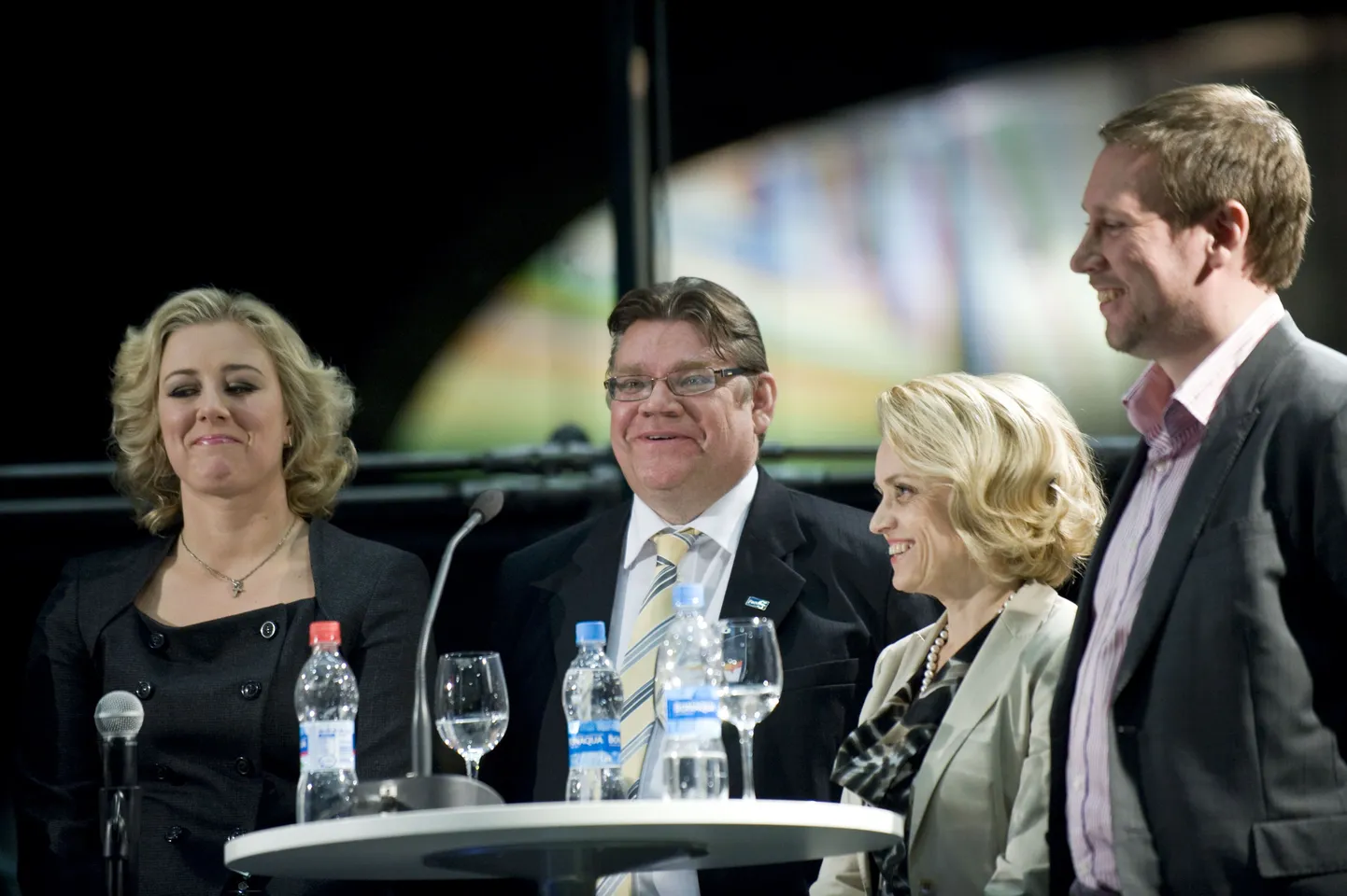 Presidendikandidaadid Paavo Arhinmäki (Vasakliit, paremal) ja Timo Soini (Põlissoomlased). Lisaks on pildid Keskerakonna juht Jutta Urpilainen (vasakul) ja kristlike demokraatide liider Päivi Räsänen.