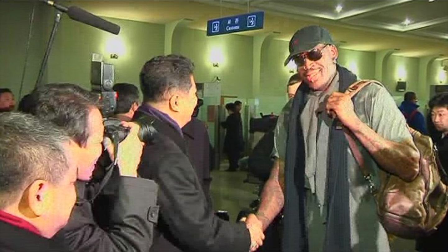 Dennis Rodman pärast saabumist Pyongyangi lennujaama.