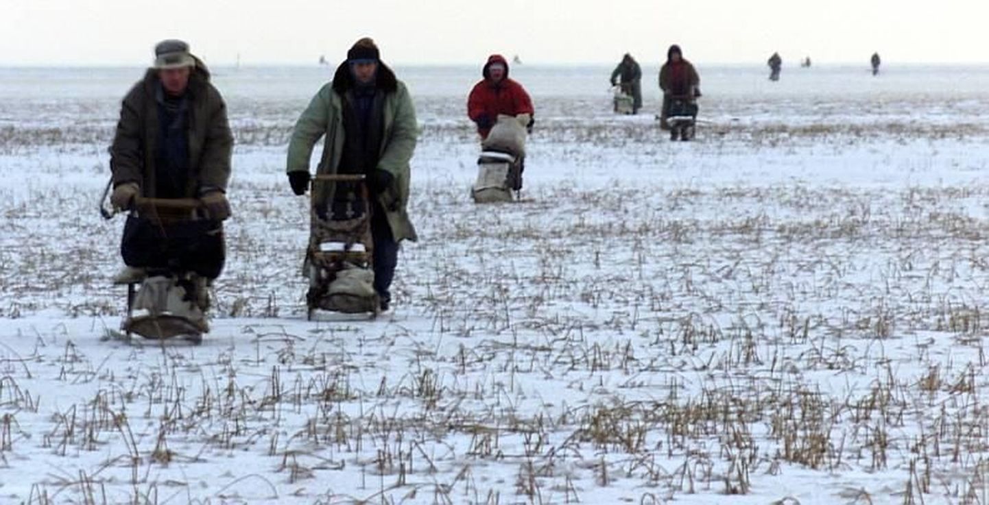 Harrastuskalamehed jäätund Pärnu lahel