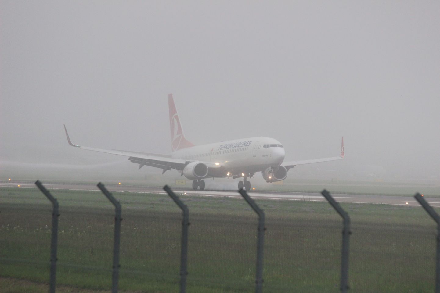 Tallinna naasnud Turkish Airlinesi lennuk maandumas.