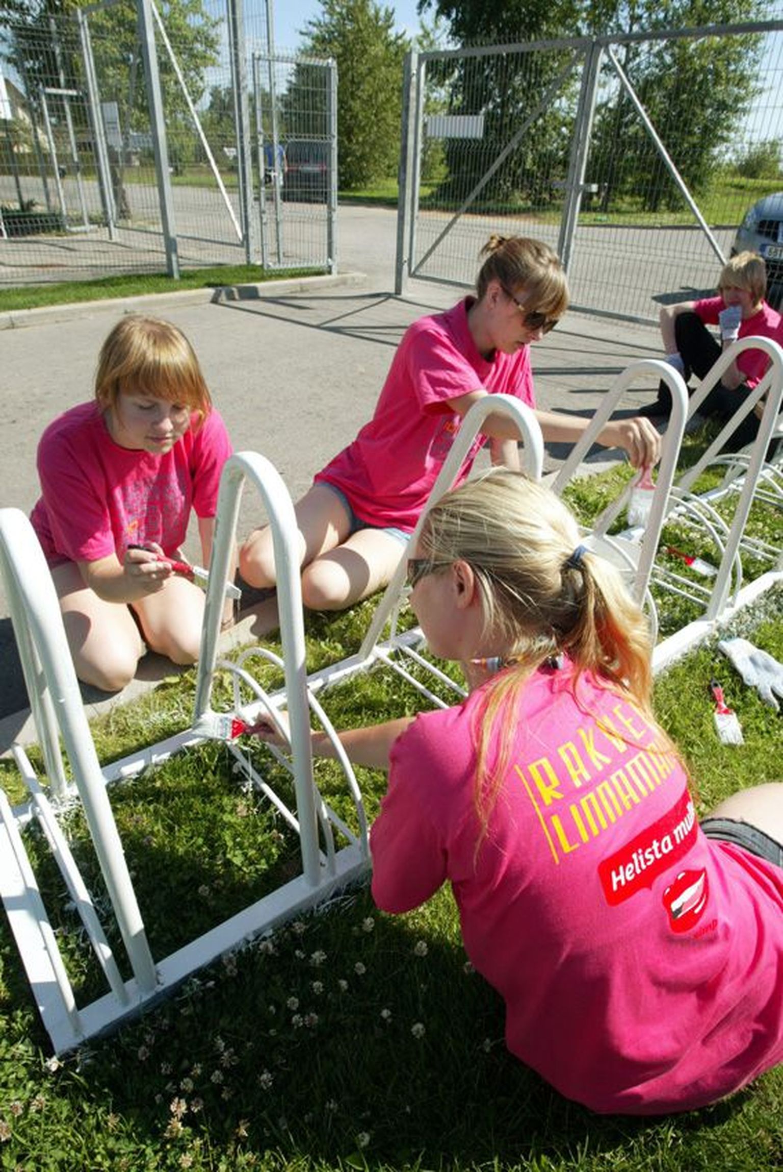 Kaks suve tagasi töötasid Rakvere linna noored usinalt staadionil värvi ja pintsliga.