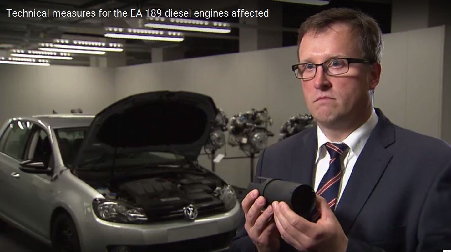 Kaader Volkswageni videost, kus ettevõtte diisliarenduse osakonna juht Andreas Krause demonstreerib torukest, millega 1,6 liitristel diiselmootoritel heitmeprobleem lahendatakse.