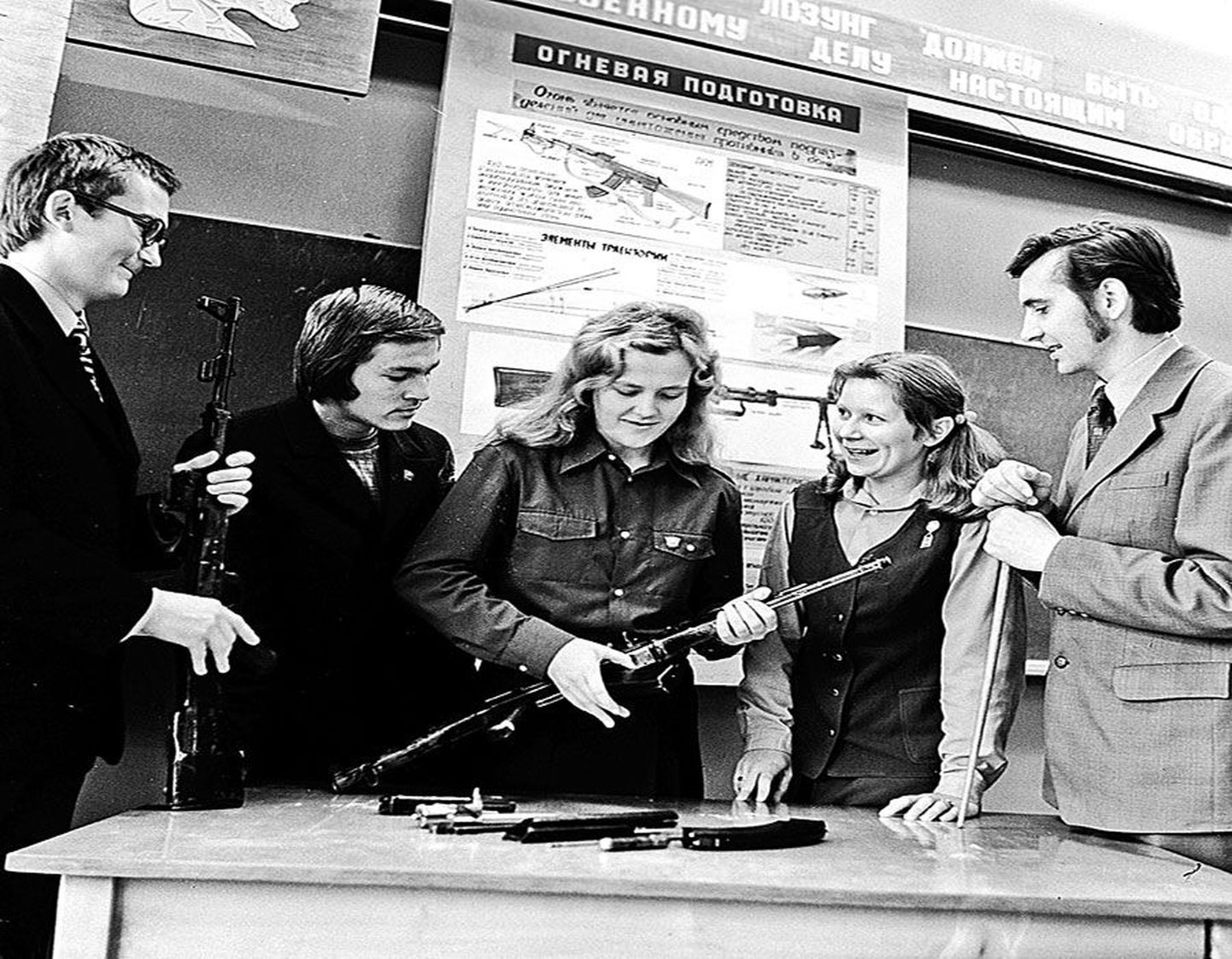 1974: 
Põltsamaa keskkooli 11. klasssi õpilased sõjalise algõpetuse õpetaja Arvo Kase juhendamisel relvadega 
tutvumas.