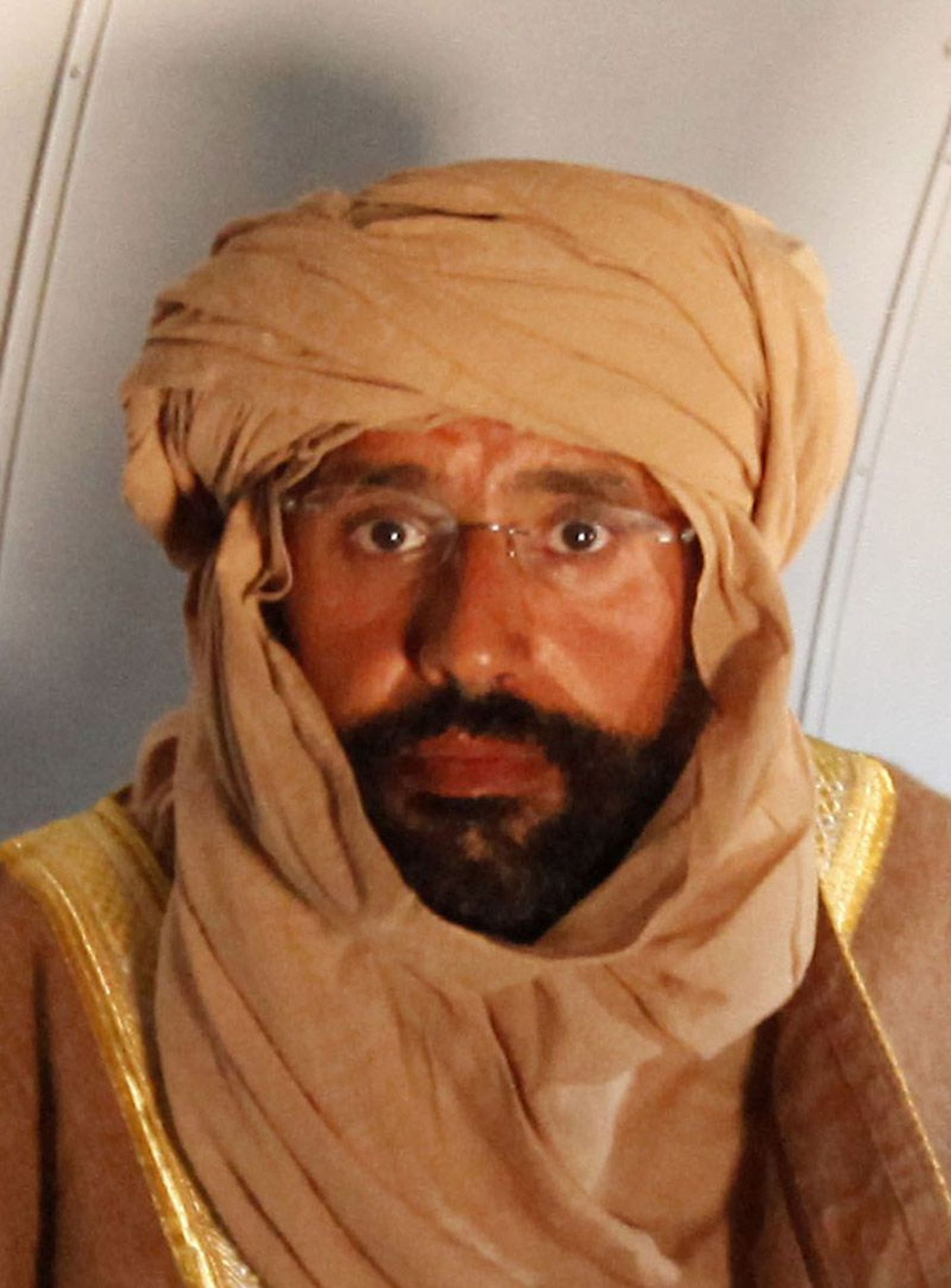 Сейф аль-Ислам Каддафи в самолете после ареста.