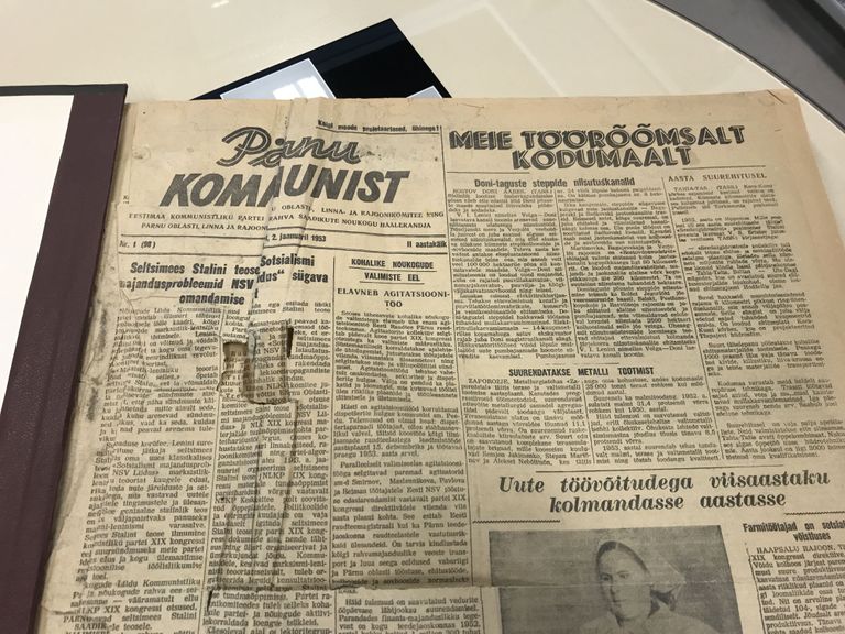 Vanim Pärnu Kommunisti number Pärnu keskraamatukogus pärineb 2. jaanuarist 1953.