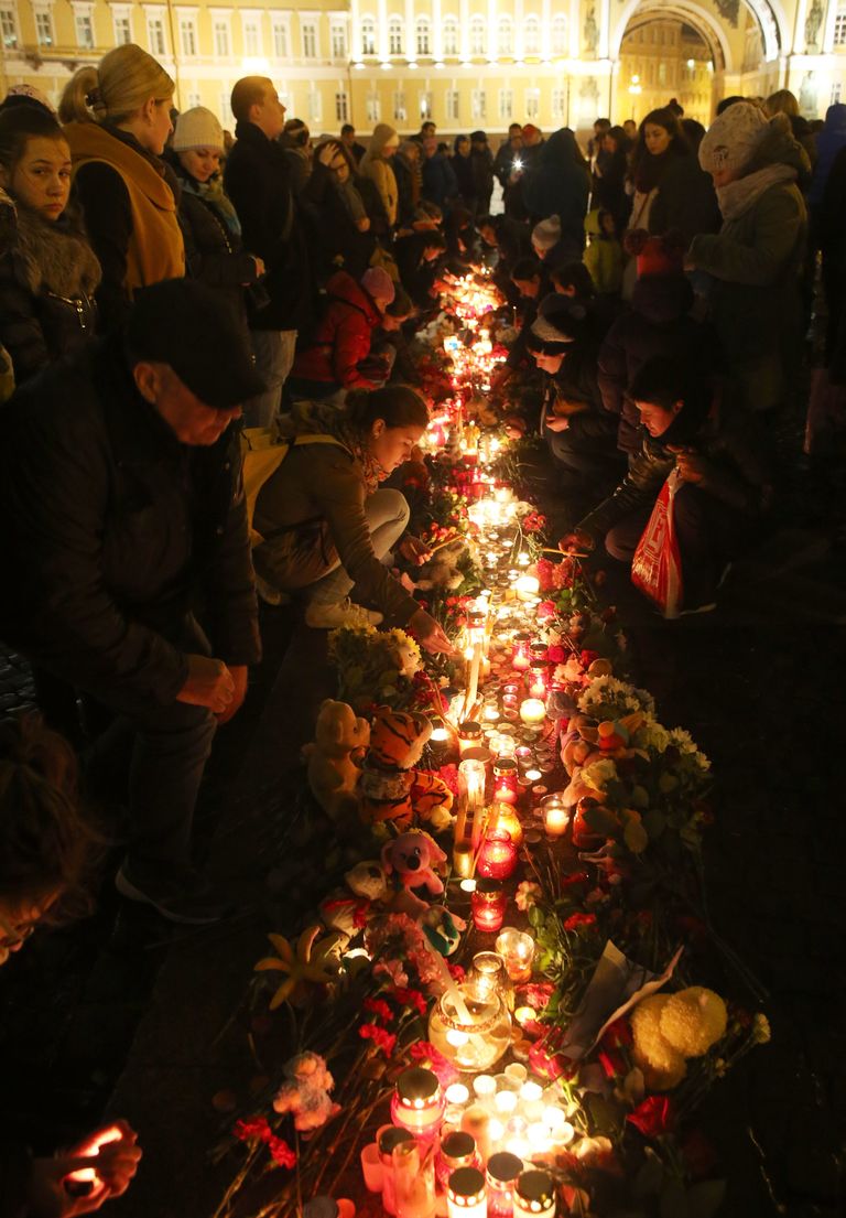 Свечи и цветы в память о погибших. Фото: Scanpix