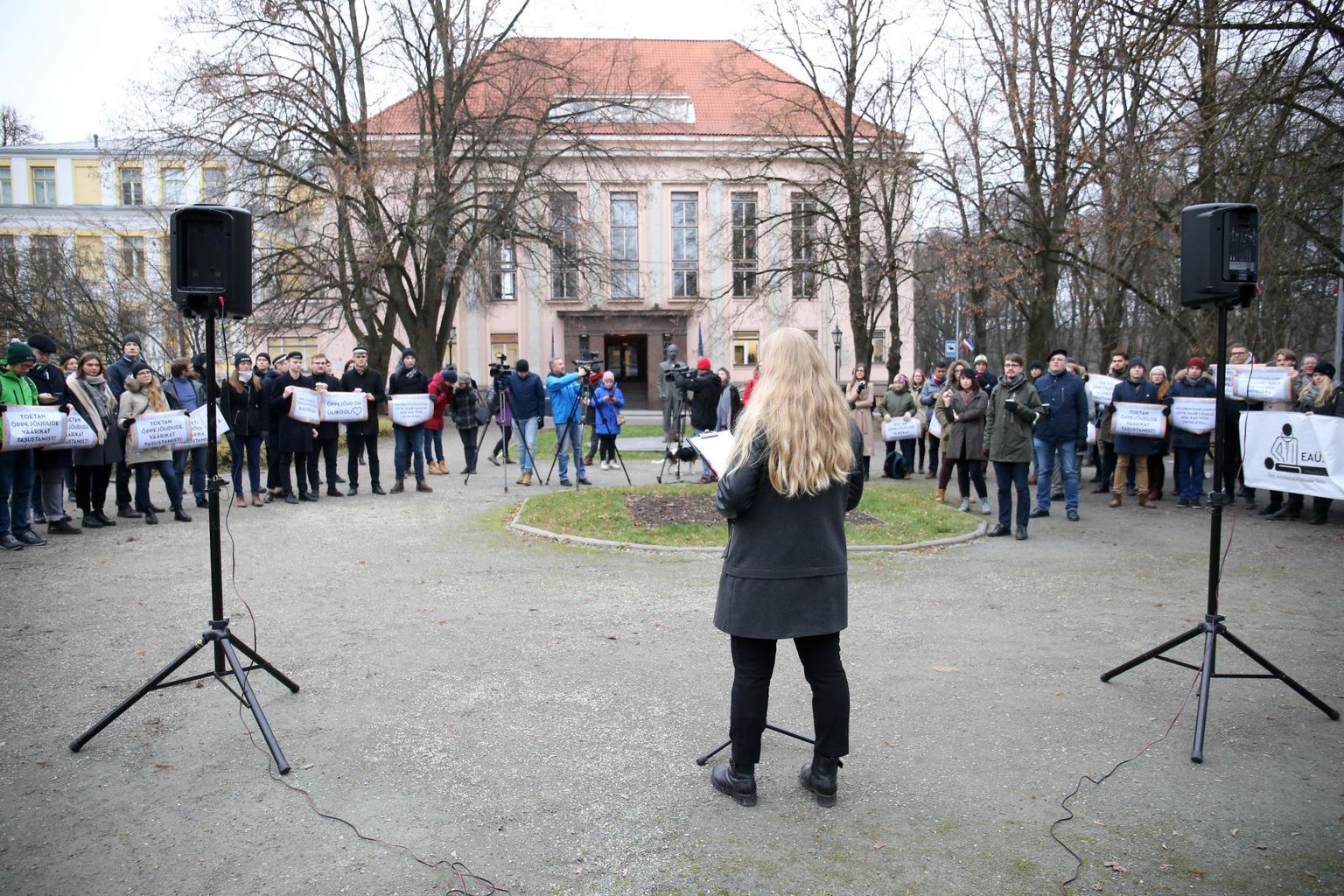 Õppejõudude toetuseks korraldatud meeleavaldusele tuli eile ligi poolsada inimest.