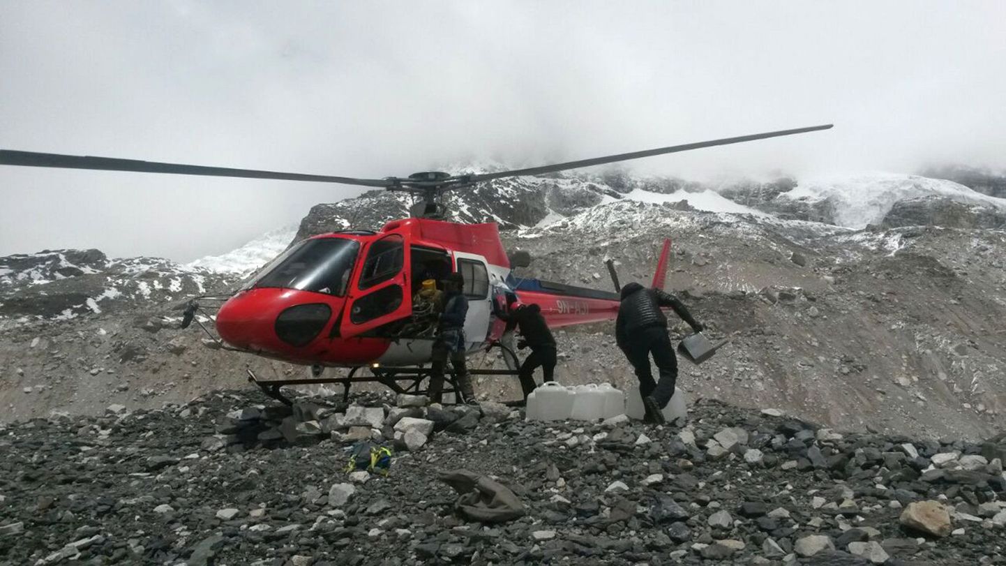Вертолет спасателей в Непале.