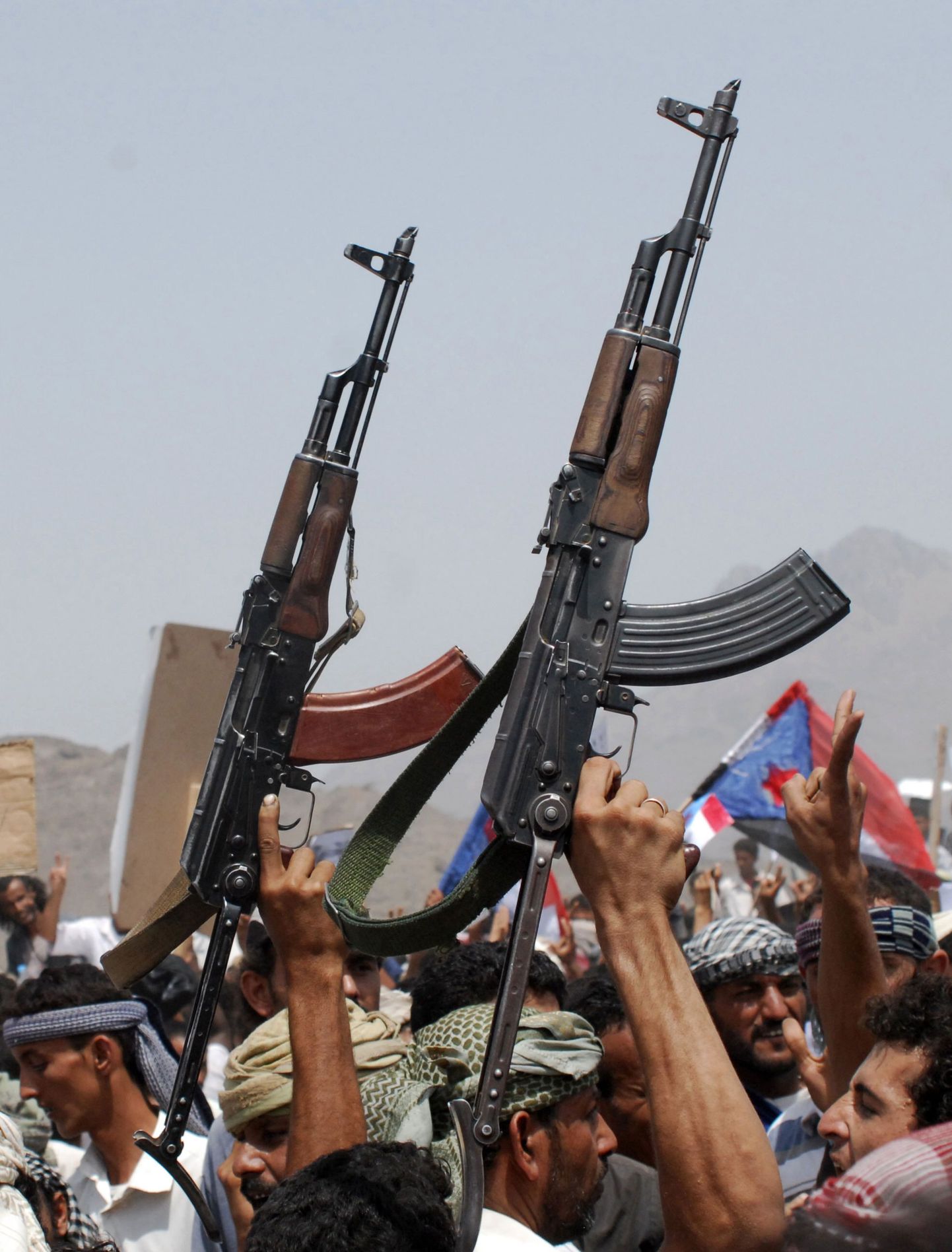 Tulirelvad Jeemenis aset leidnud meeleavaldusel.