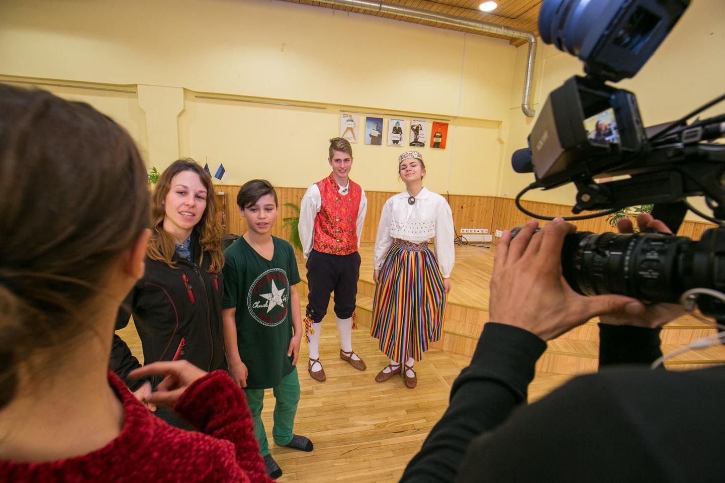 Hispaania telekanali Cuatro kaamera ees õpivad ema Letizia ja poeg Guilermo eesti rahvatantsu.