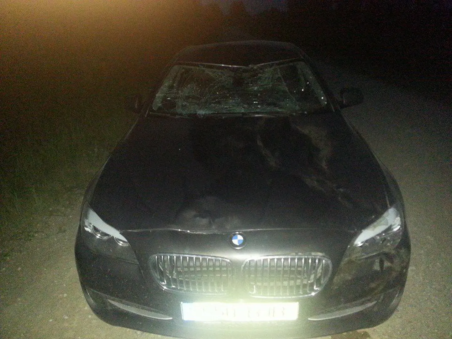 Priit Toobali kasutada olev BMW 520 sai kokkupõrkel põdraga tugevalt kahjustada.