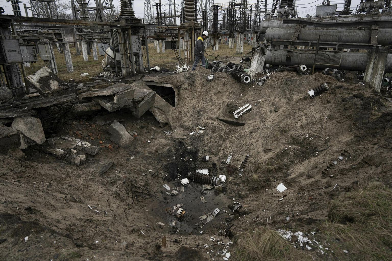 Tööline jaanuaris kraatri juures, mille tekitas ühes Kesk-Ukraina elektrijaamas Vene raketirünnak.
