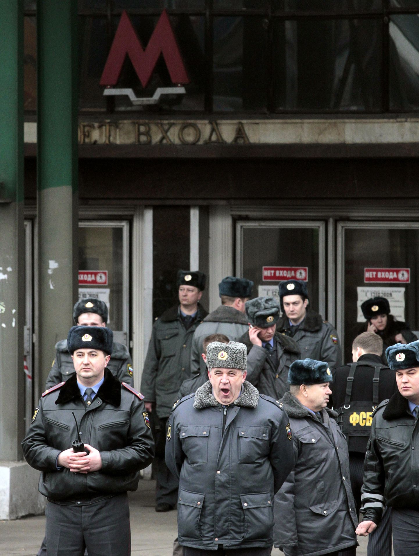 Julgeolekutöötajad Lubjanka metroojaama sissepääsu valvamas.