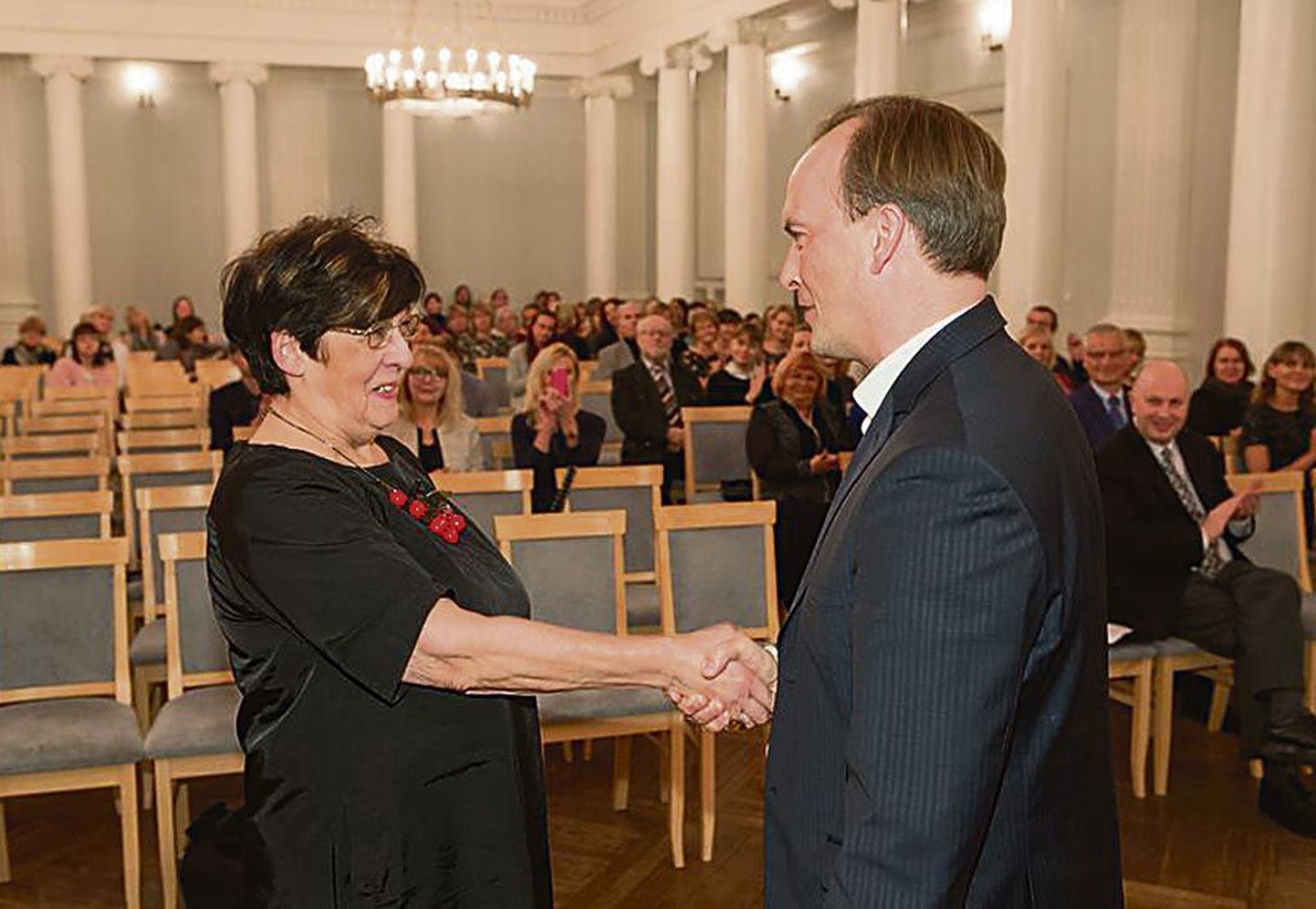 Mari Suurväli kätt surub Tartu ülikooli õppeprorektor Mart Noormaa.