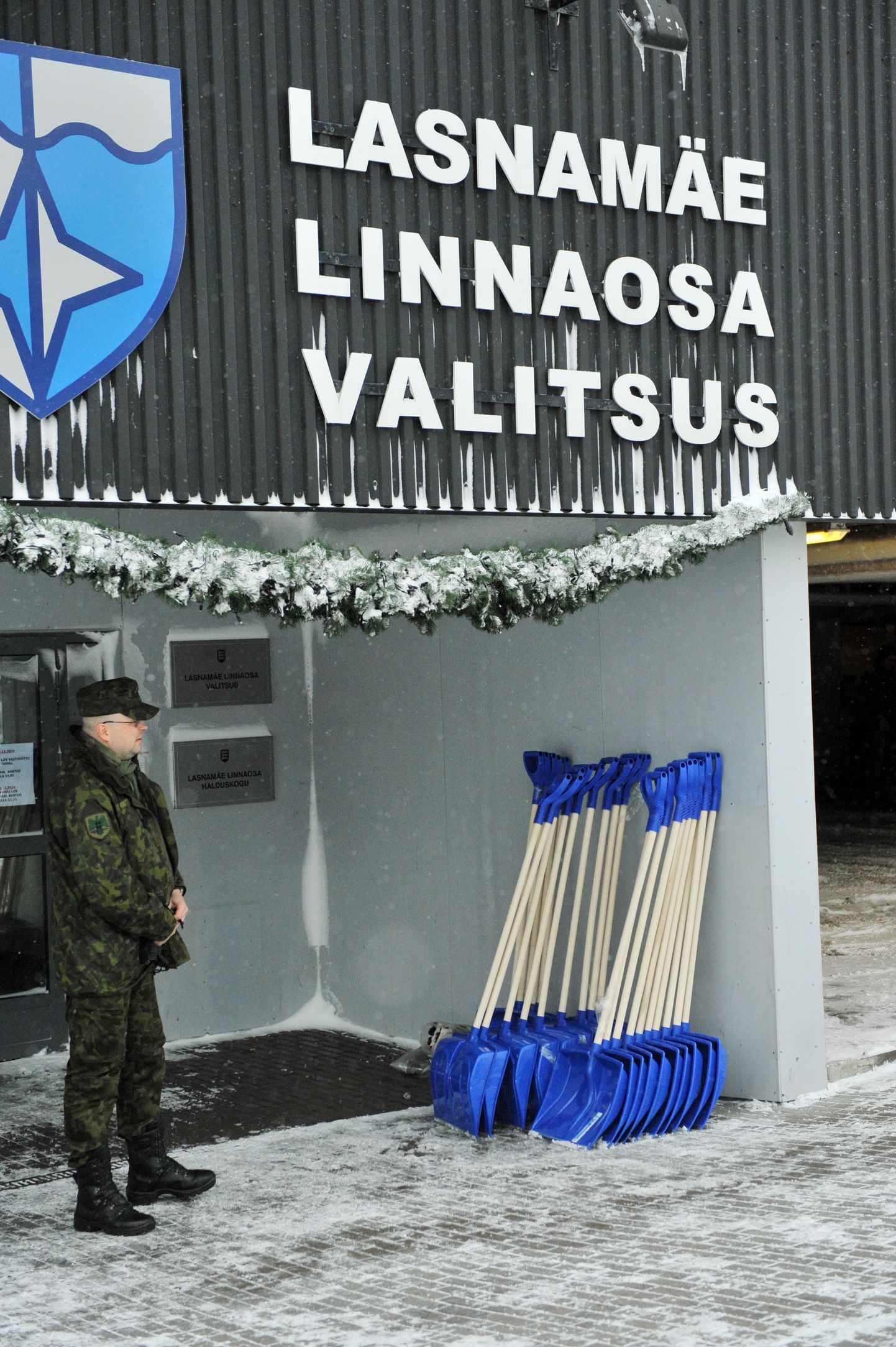 Kaitseväelased abistavad Lasnamäe linnaosavalitsust lumetõrjes.