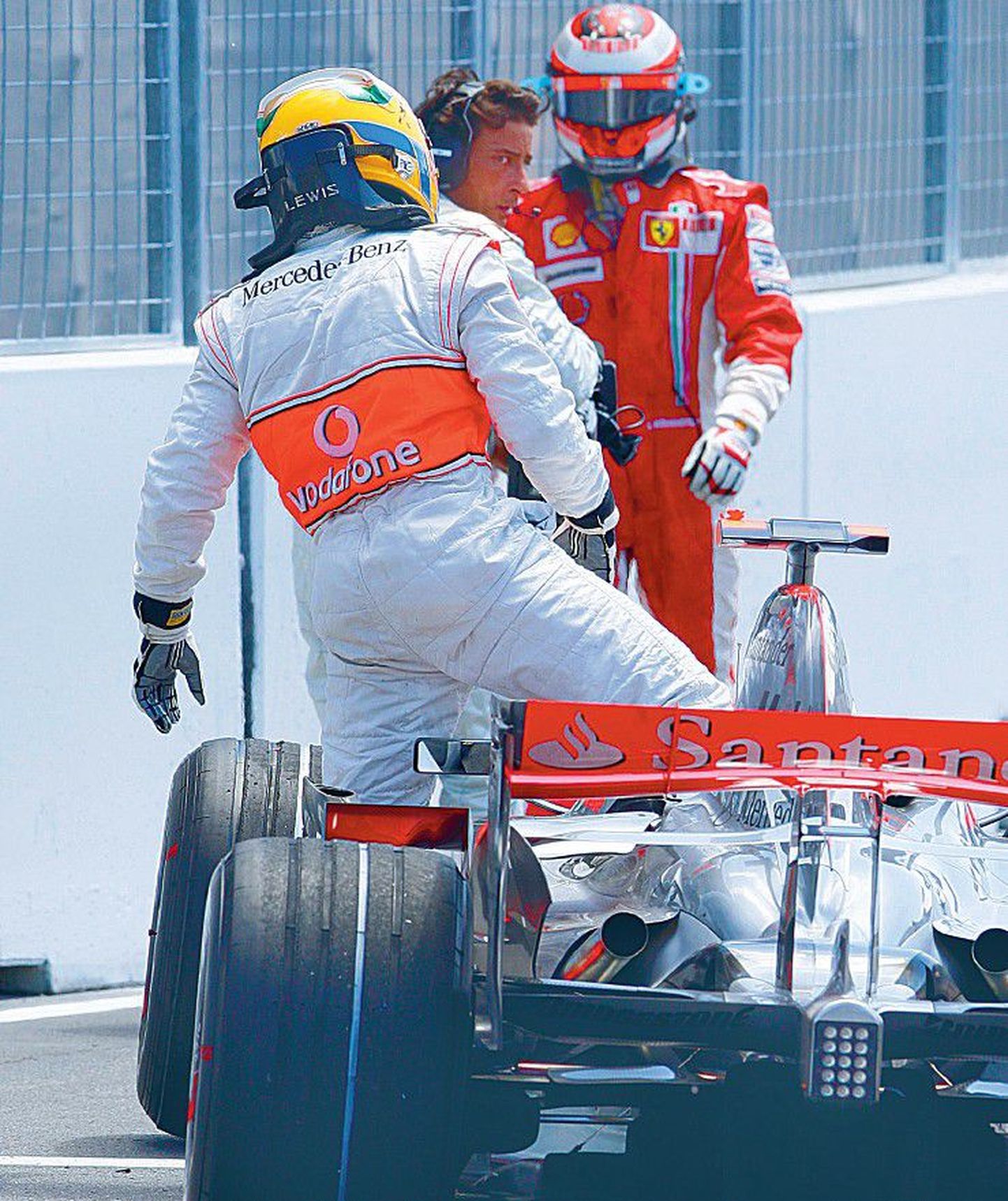 Rumala vea teinud Lewis Hamilton ronib autost välja, vihane Kimi Räikkönen sammub taamalt tema suunas.