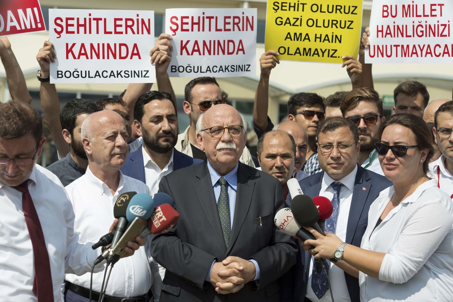 Meediatöötajate vabastamist on nõudnud teiste seas endine haridusminister Nabi Avci.