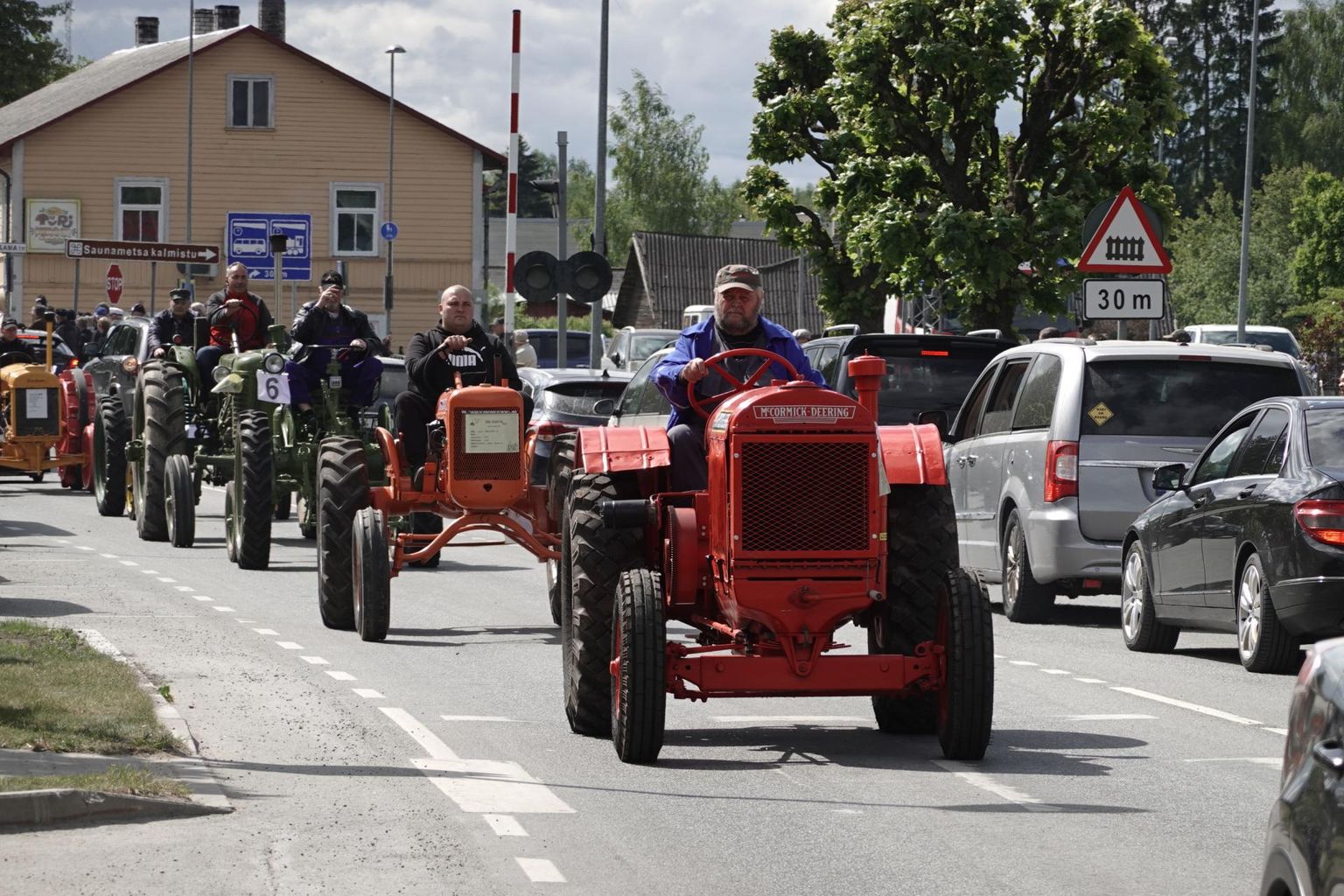 Türile tuli kokku ligi 70 vana traktorit